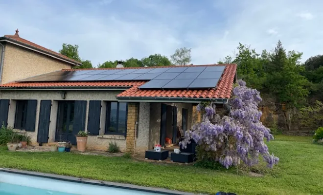 Pose de panneaux photovoltaïques après nettoyage de toiture